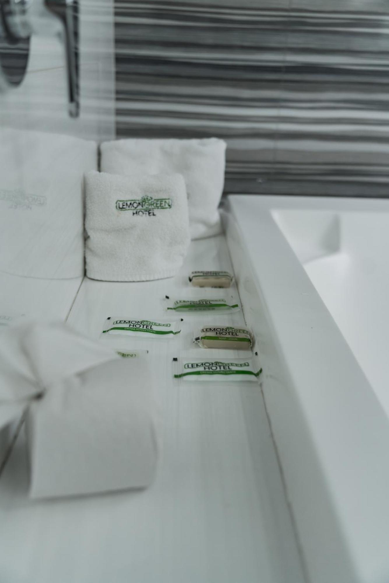 Hotel Lemon Green -Zona Expo Frente Al Centro De Convenciones Guadalajara Ngoại thất bức ảnh